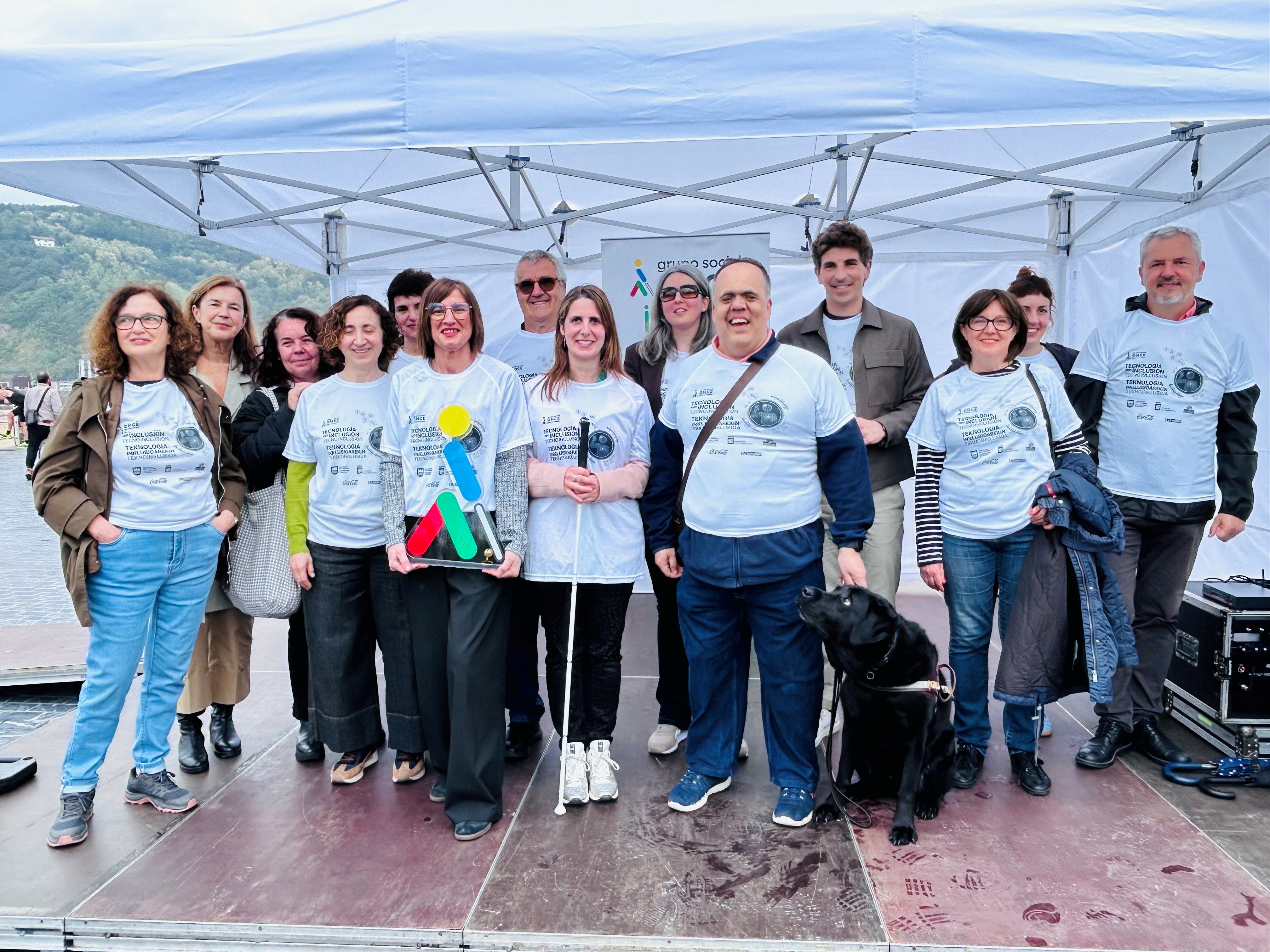 Ganadores del Cascabel de Oro y los responsables de la ONCE en San Sebastian en la entrega del galardón
