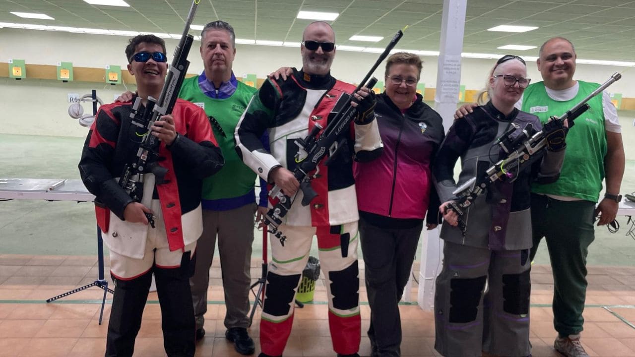 Ager Solabarrieta en el centro junto a su guía Maite Badiola, como ganadores de la Copa FDEC. A la izda, Álvaro y Juan Liebanas, y a la dcha. Sonia Rivero y  Antonio Arrabal