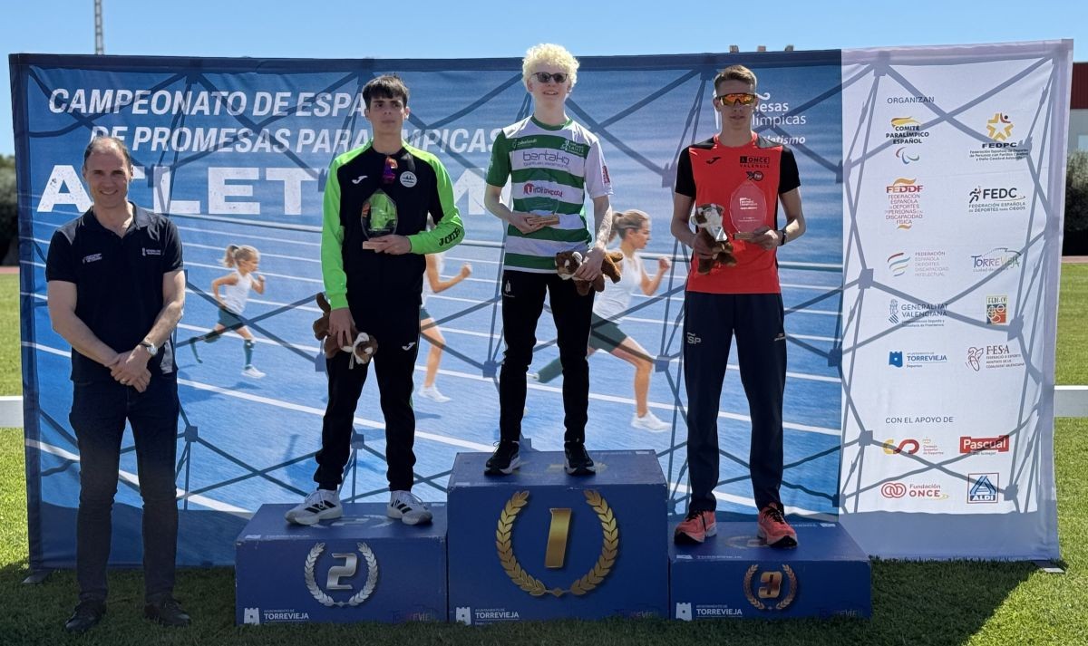 Podio absoluto con los tres mejores atletas del campeonato celebrado en Torrevieja | Foto de CPE