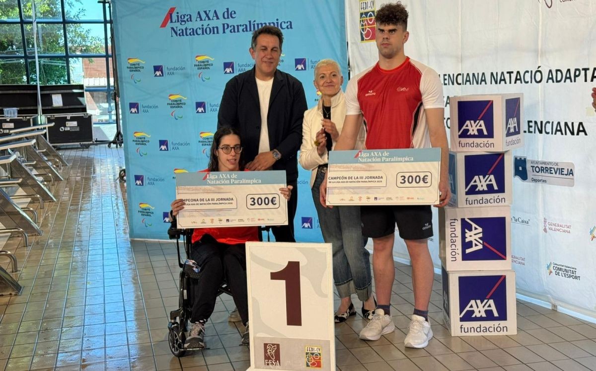 Delia Fontcuberta y Juan Ferrón, con los cheques de ganadores en Torrevieja | Foto de CPE