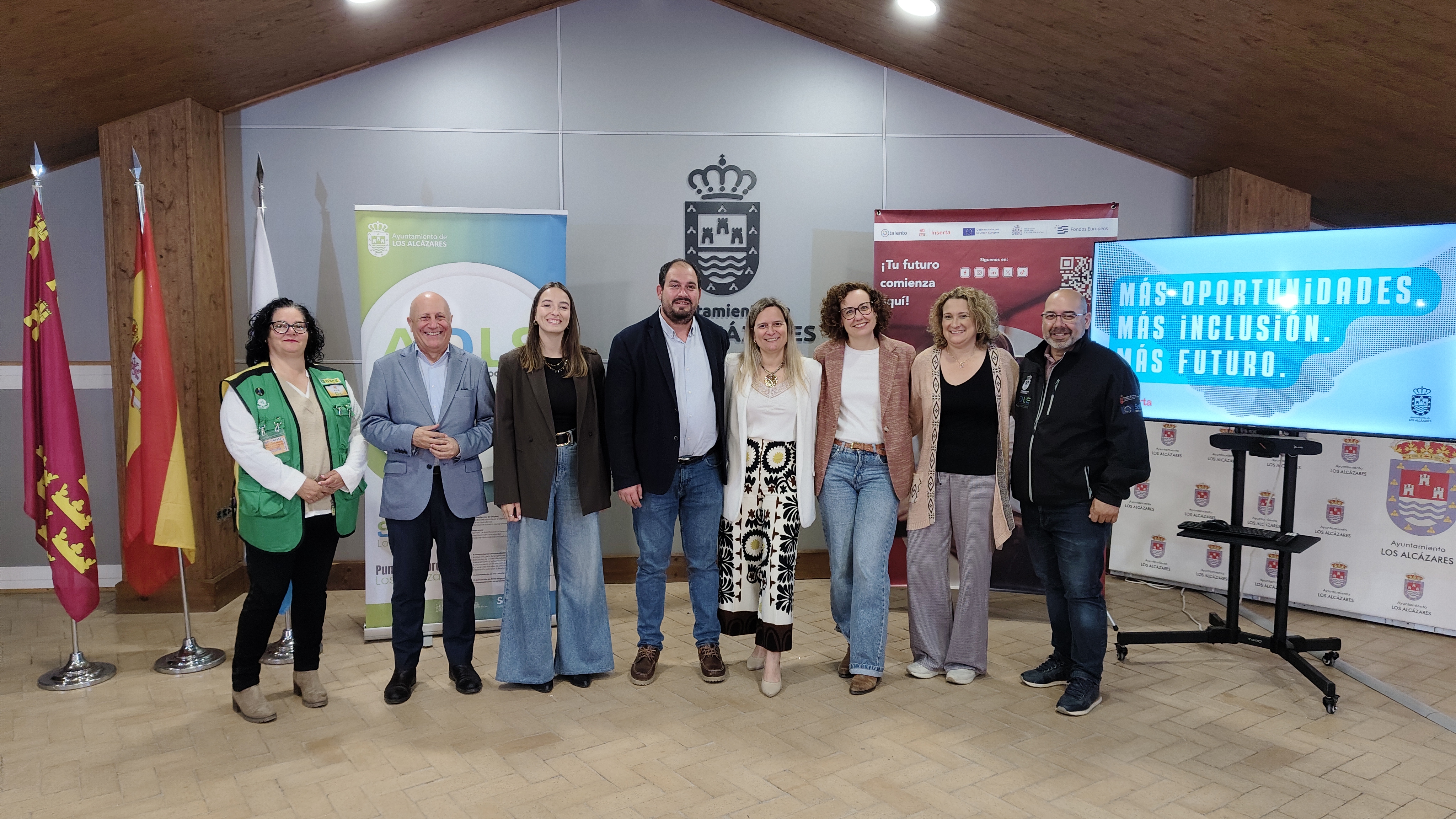 Foto de familia de los responsables y personas participantes en la firma del acuerdo