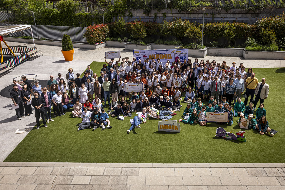 Foto aérea de todos los participantes en la gala del 42 Concurso Escolar de la ONCE
