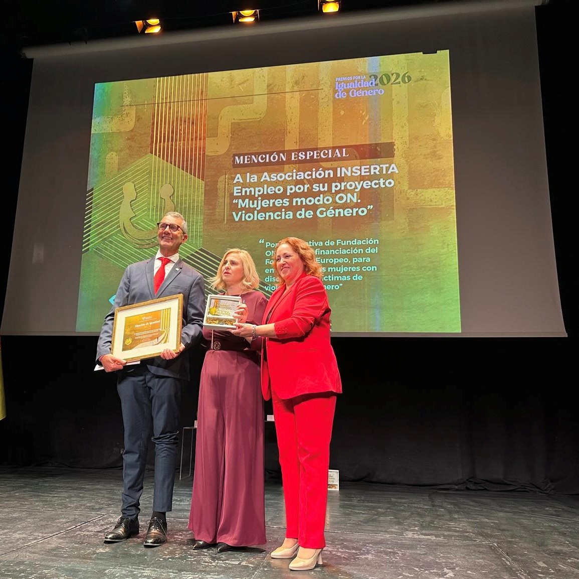 La directora de la ONCE en Granada, Carmen Aguilera, con el galardón, junto a Lorenzo Aguado, coordinador de Inserta Empleo en Ceuta y Melilla, de manos de María del Carmen Pérez, diputada provincial de Izquierda Unida de la Diputación de Granada.