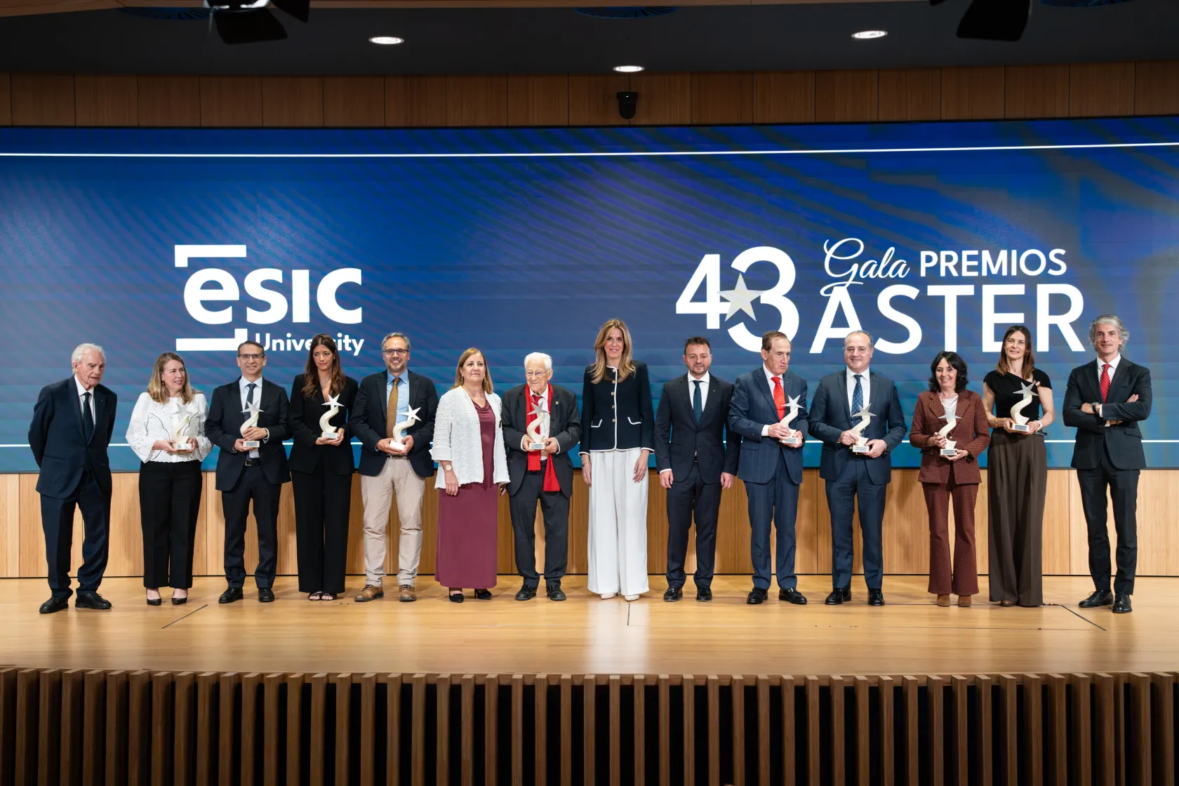 Foto de familia de los premiados en la gala Aster