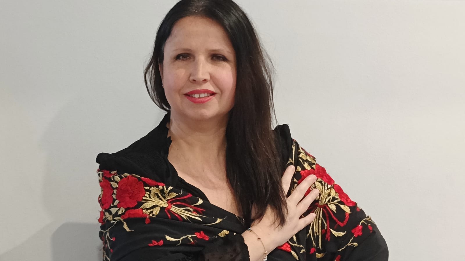 María José Vela Aguilar, cantaora flamenca y saetera ciega que canta con intérprete de la Lengua de Signos