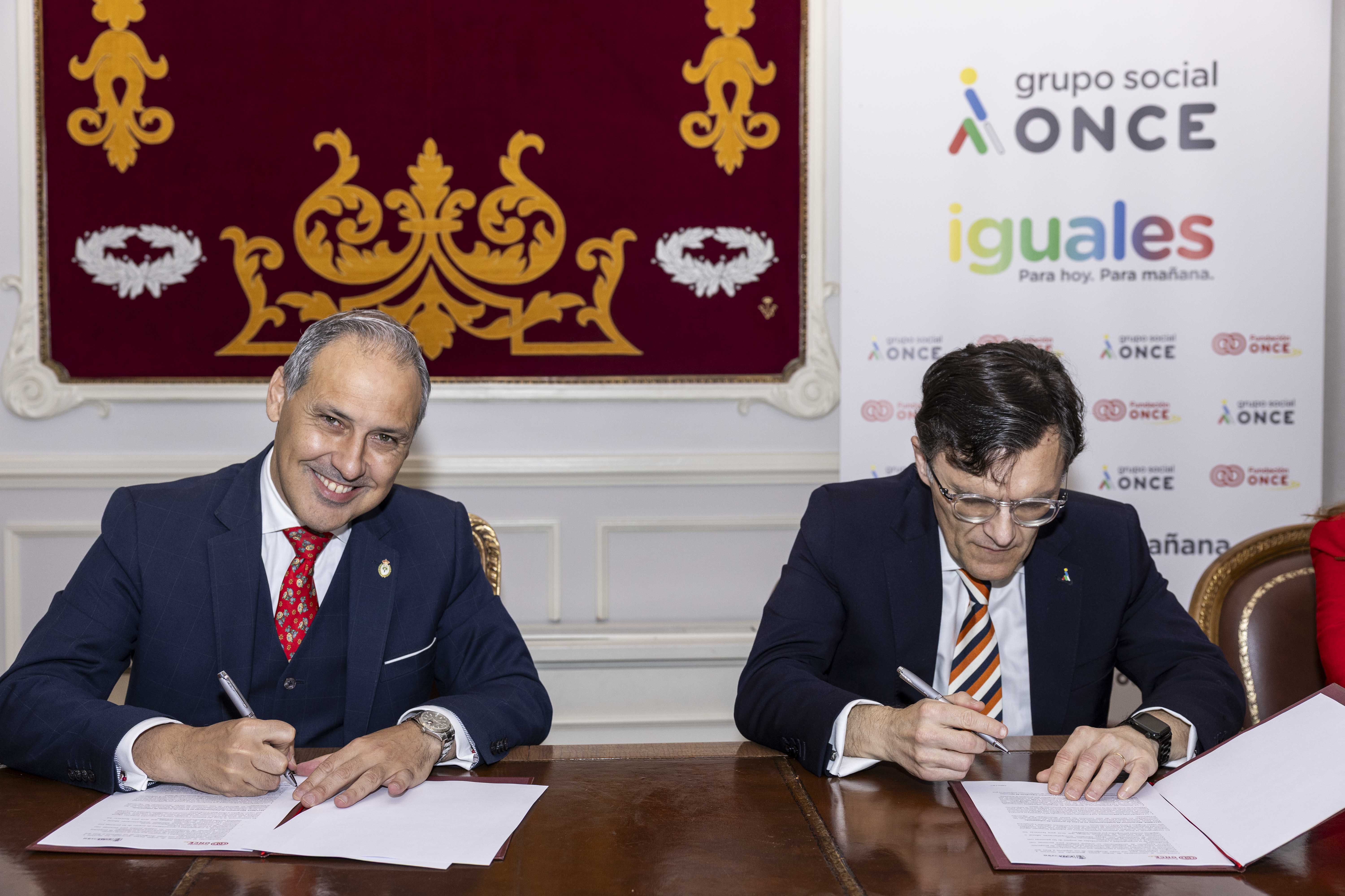 Eugenio Ribón y Alberto Durán rubricando el acuerdo