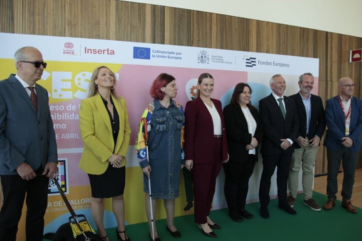 Marga Prohens en el centro de la imagen junto a Virginia Carcedo a su izquierda, en el acto de clausura, junto al resto de autoridades