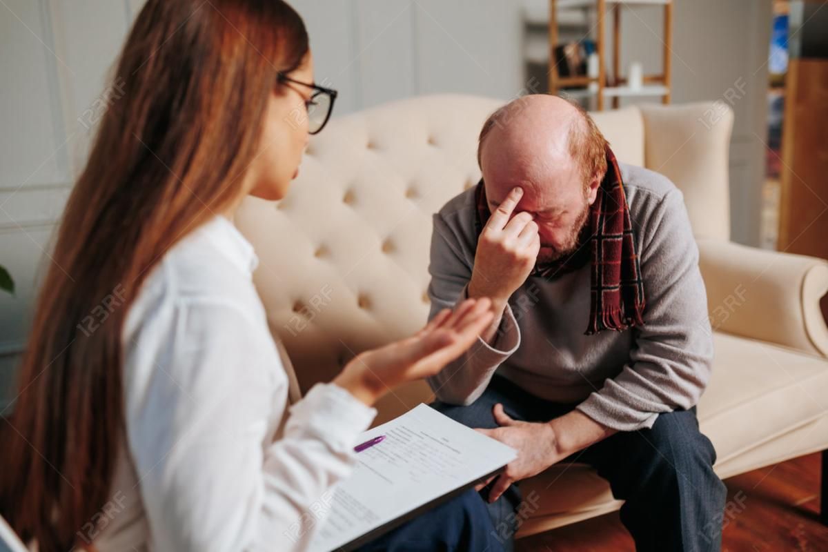 Persona asistiendo a otra persona 