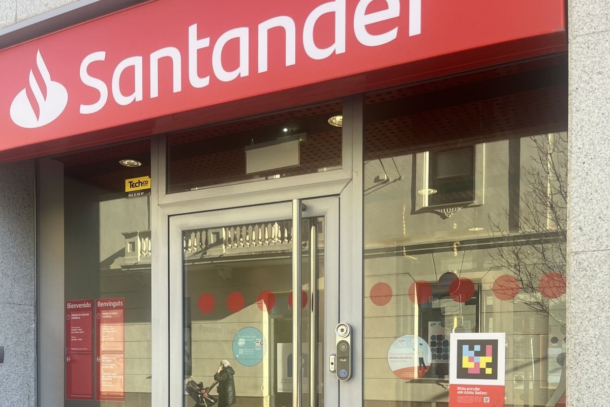 Imagen de la entrada a una oficina de Santander que tiene implantada NaviLens | Foto de Banco Santander