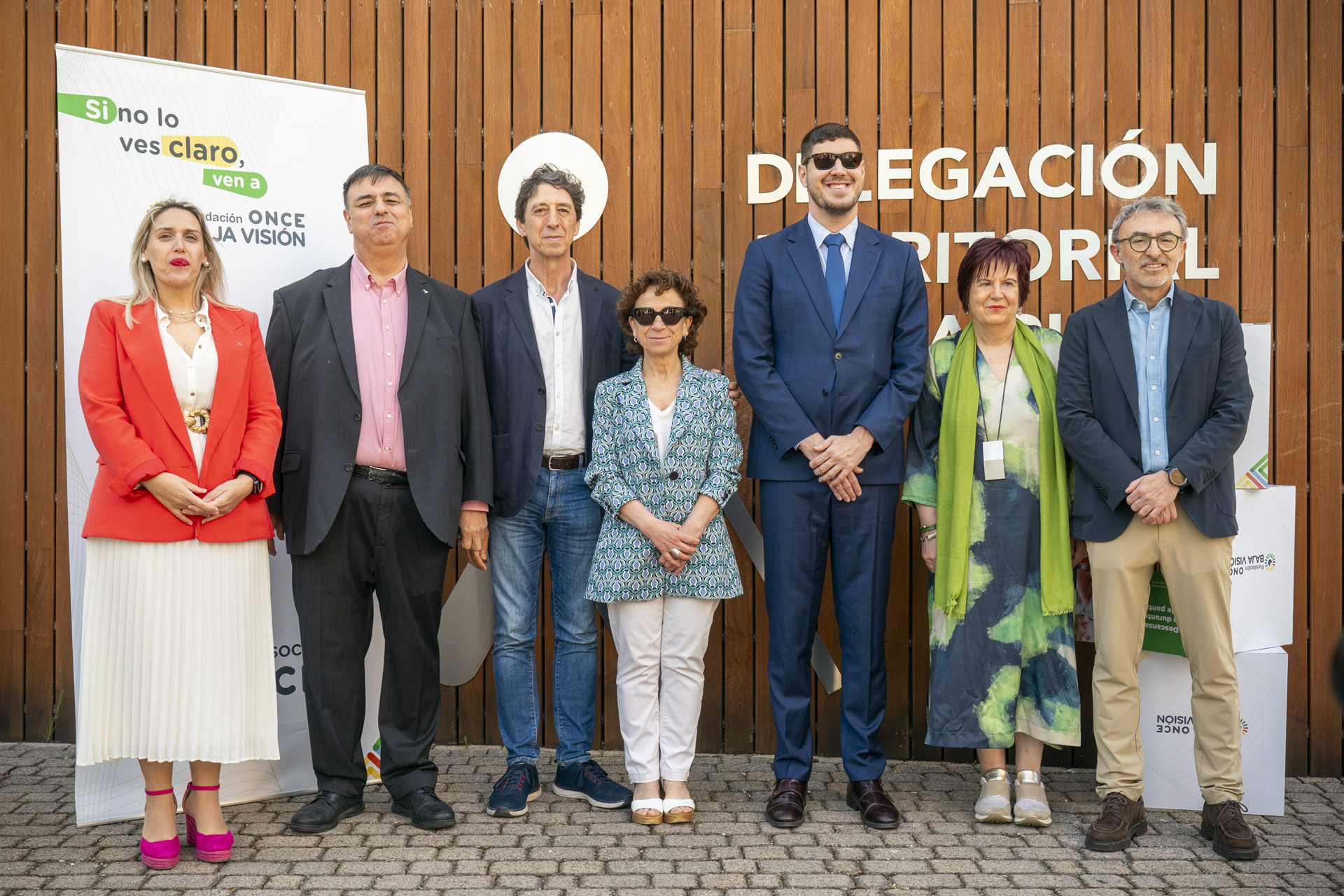 Foto de familia de los responsables y autoridades en la presentación de la FOBV en La Rioja