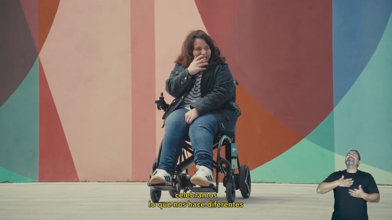 Fotograma del vídeo de la campaña de Por talento Joven en el que aparece una joven en silla de ruedas y el subtítulo 