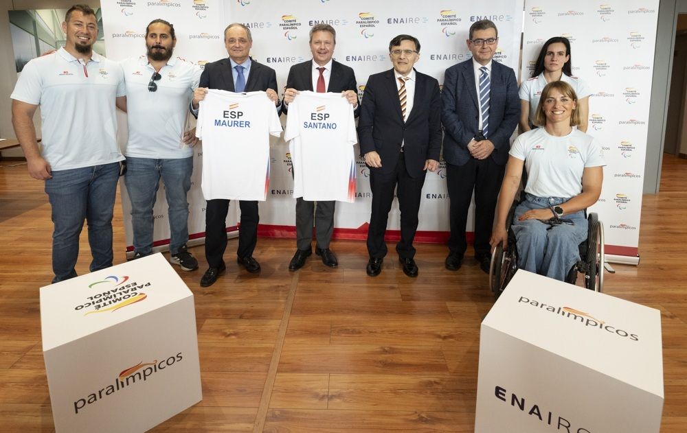 Representantes de Enaire, el CPE y deportistas paralímpicos | Foto de CPE