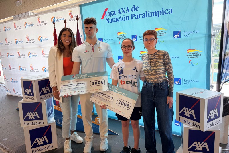 Ferrol y Sánchez muestran su premio como ganadores de la cuarta jornada de la Liga AXA