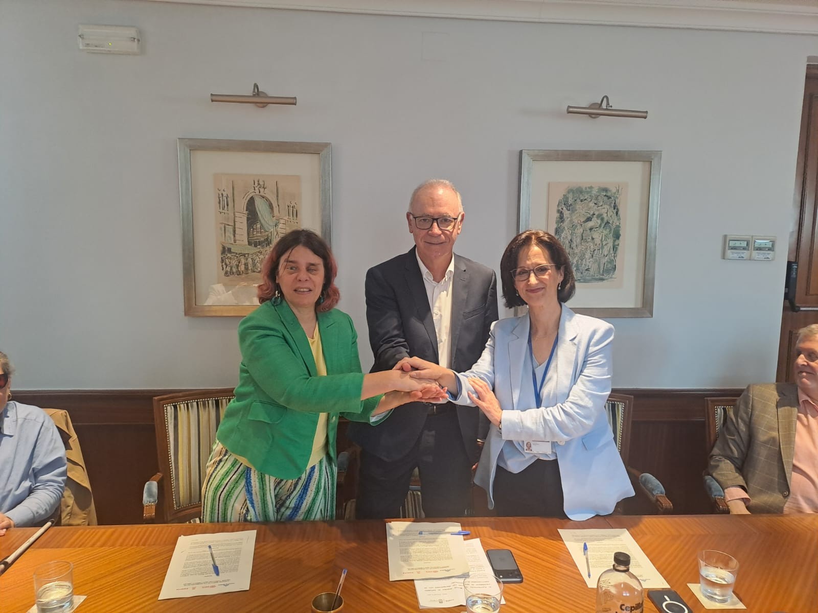 Carcedo, Navarro y Serrano se dan la mano tras la firma del acuerdo