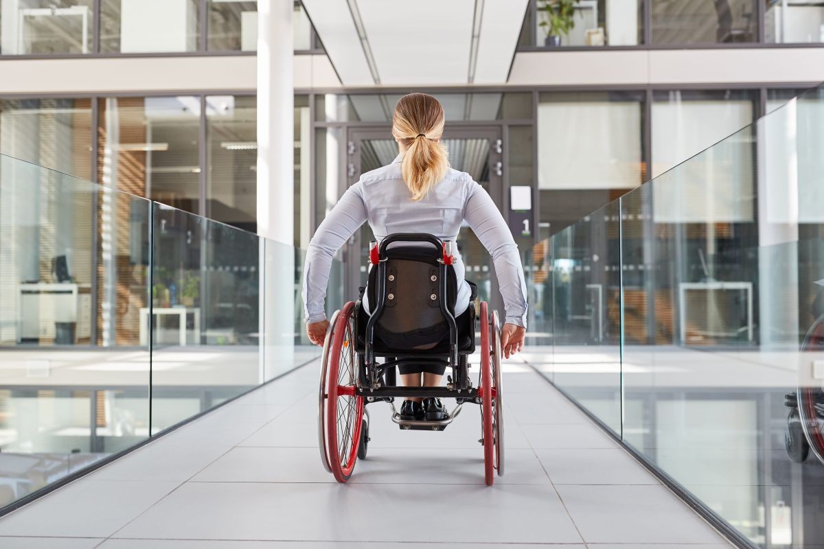 Mujer en silla de ruedas dentro de un edificio
