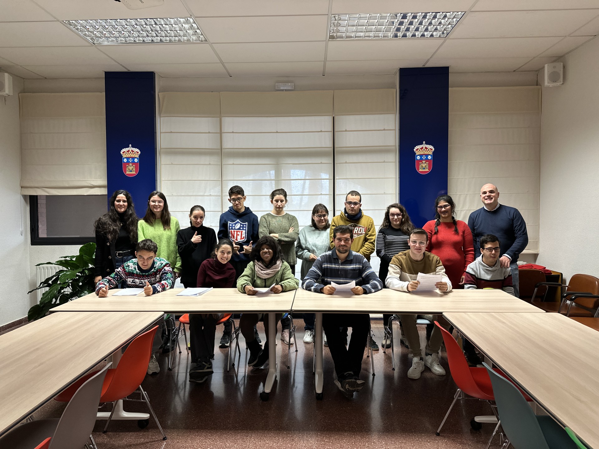 Grupo de jóvenes graduados en la Universidad de Burgos