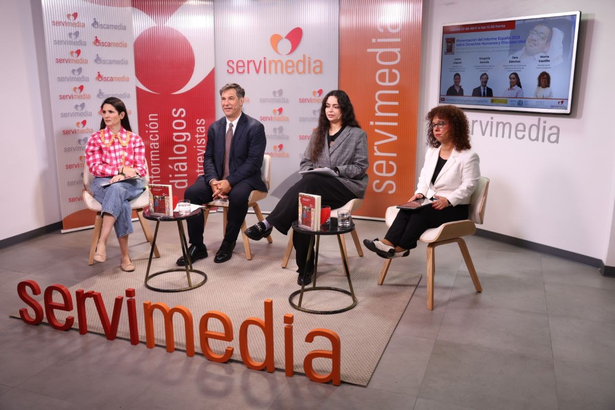 De izquierda a derecha, Llapart, Saravia, Sánchez y Castillo sentados durante el diálogo | Foto de Servimedia/Jorge Villa