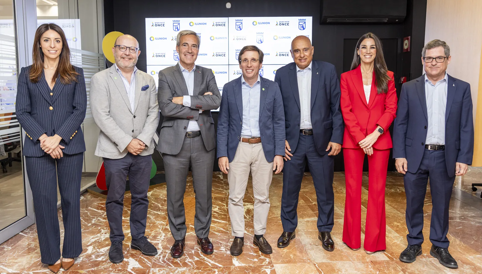 Foto de familia de los responsables de Ilunion junto al alcalde de Madrid en su visita a Torre ILUNION