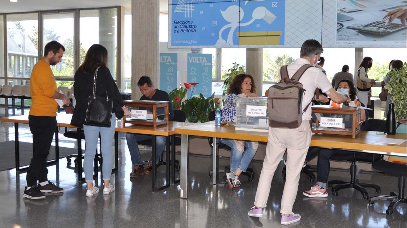 Alumnos de la UVigo votando