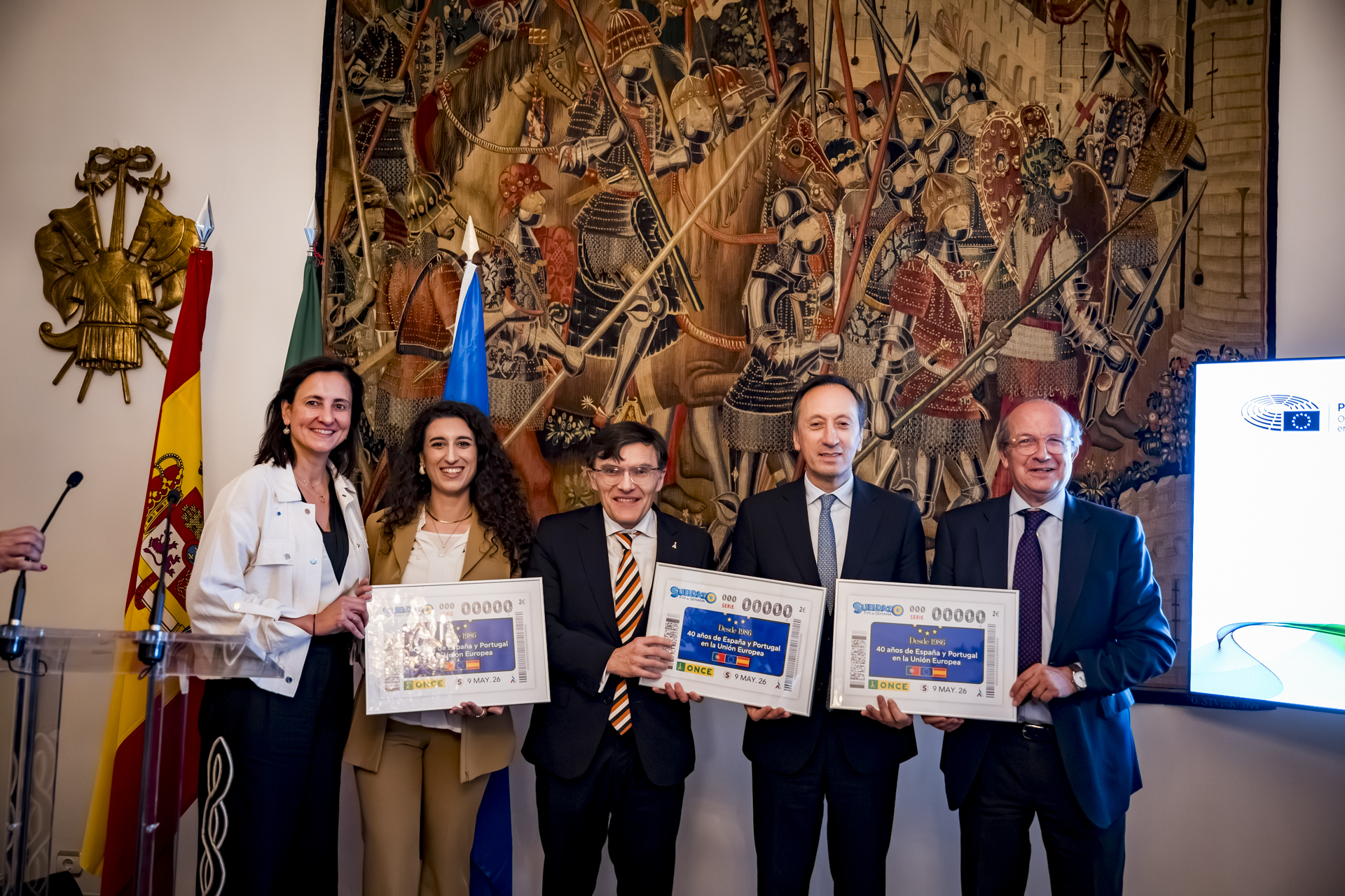Foto de familia del acto con el embajador, el vicepresidente de la ONCE, y los representantes de la UE en España 