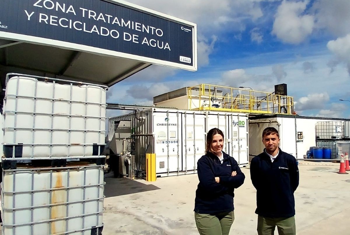 Inmaculada Pastrana,  jefa de Producción de la planta de Sevilla Sur, junto a un compañero en la planta sevillana
