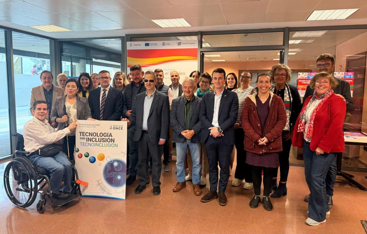 Foto de grupo de representantes de los 16 ayuntamientos cántabros en la jornada ‘Alianzas por el empleo’ | Foto de Inserta Empleo