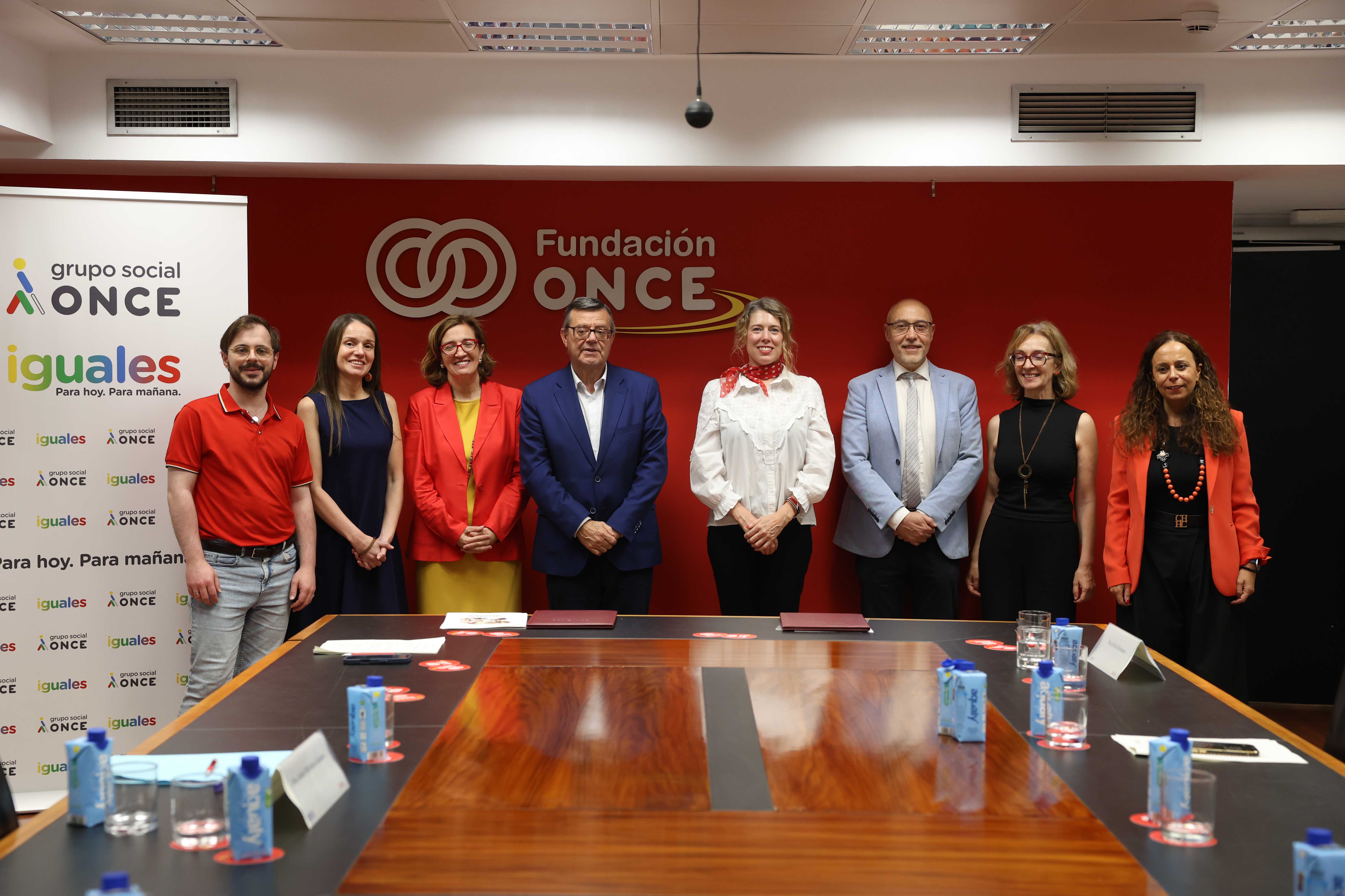 Foto de familia de los responsables del British Council y Fundación ONCE