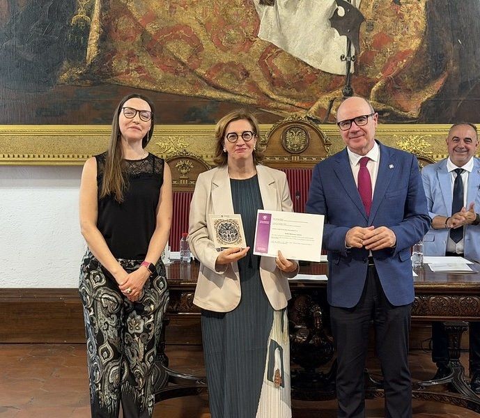 Isabel Martínez, en el centro de la imagen, en la gala de reconocimientos