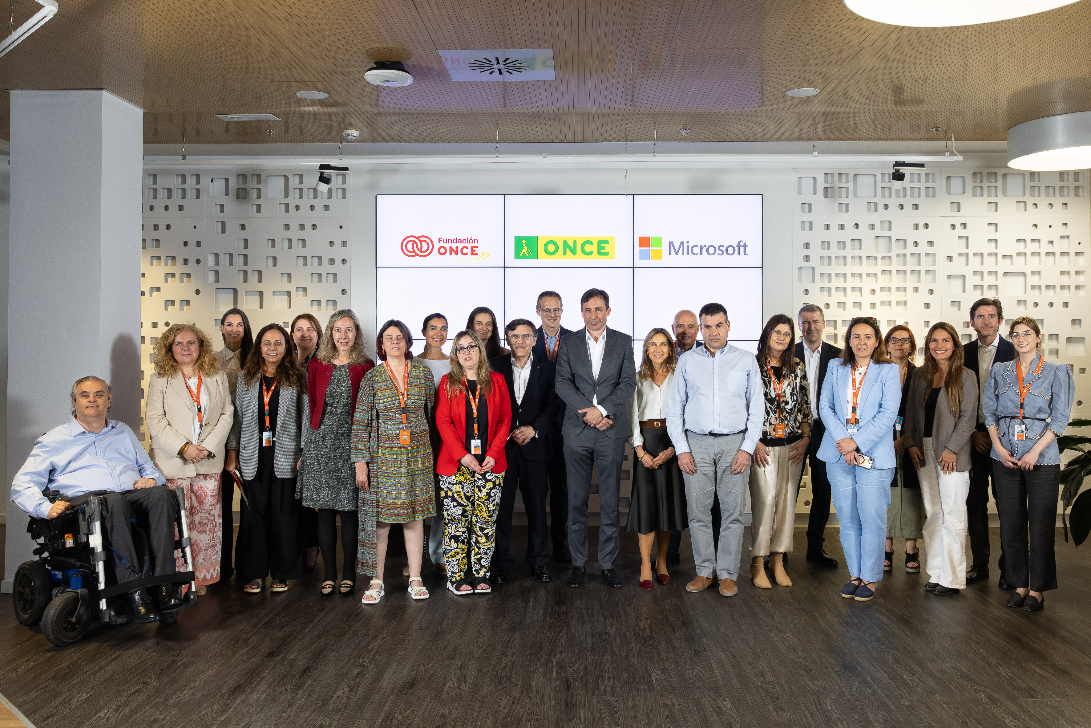Foto de grupo de los responsables de Fundación ONCE, ONCE y Microsoft