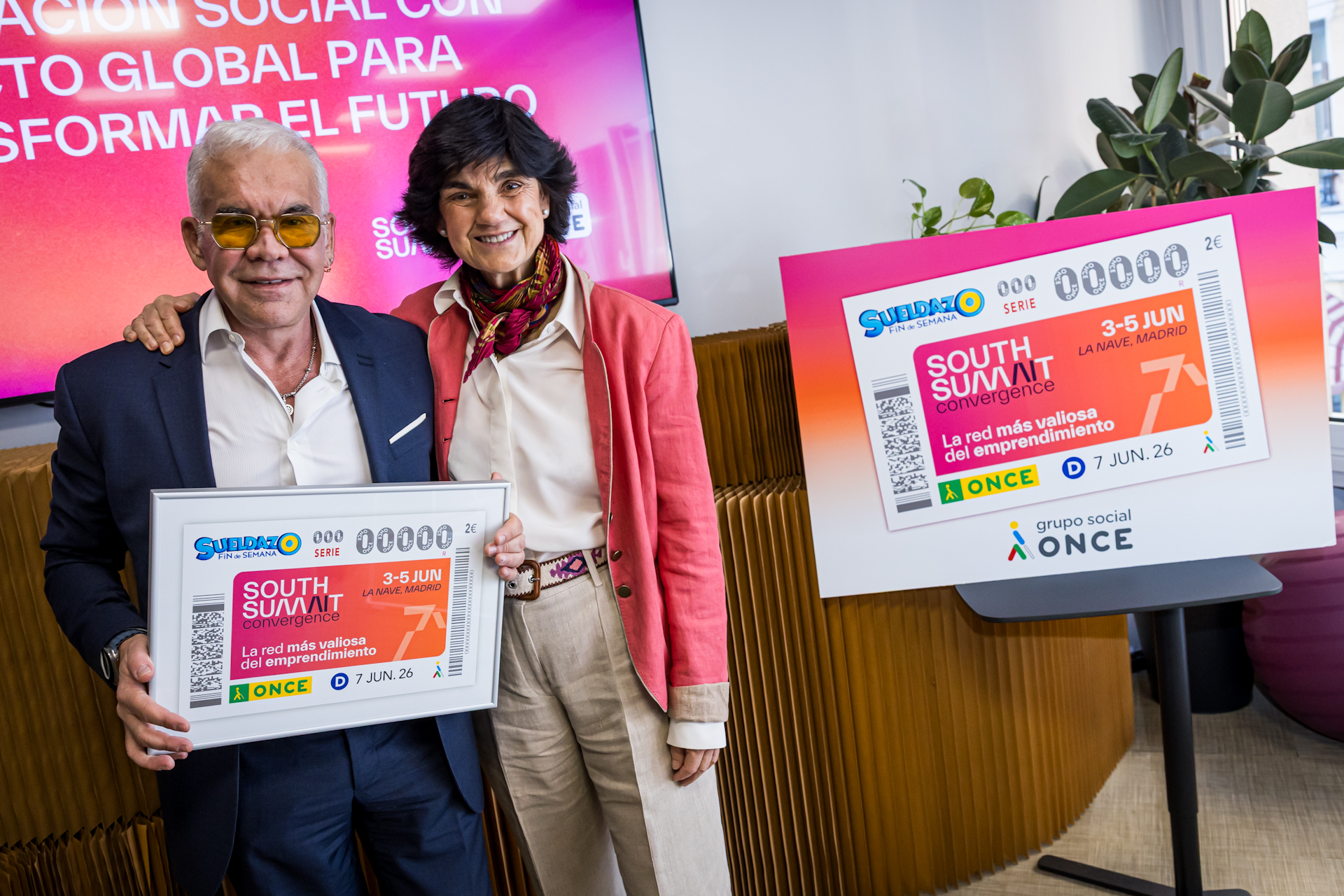 Jorge Íniguez y María Benjumea con la copia del cupón dedicado al evento
