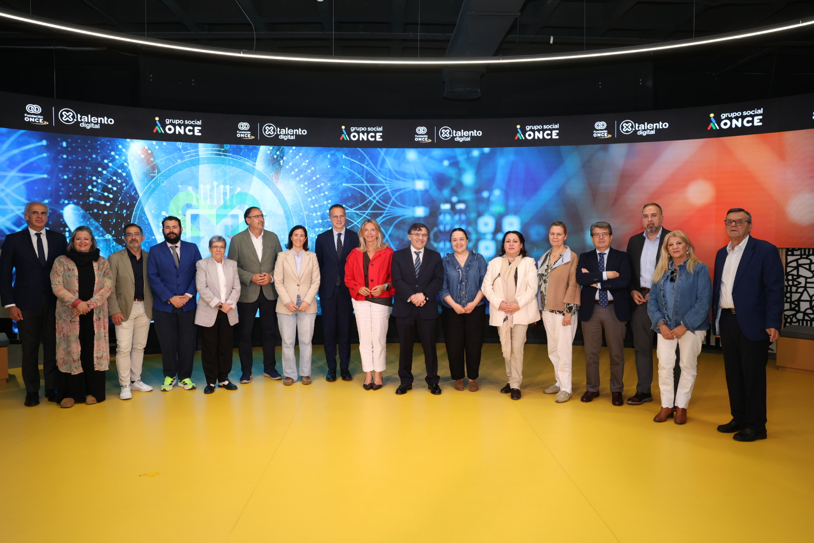 Foto de grupo de los senadores con Durán, Martínez Donoso y Riaño en el Hub de Por Talento Digital 