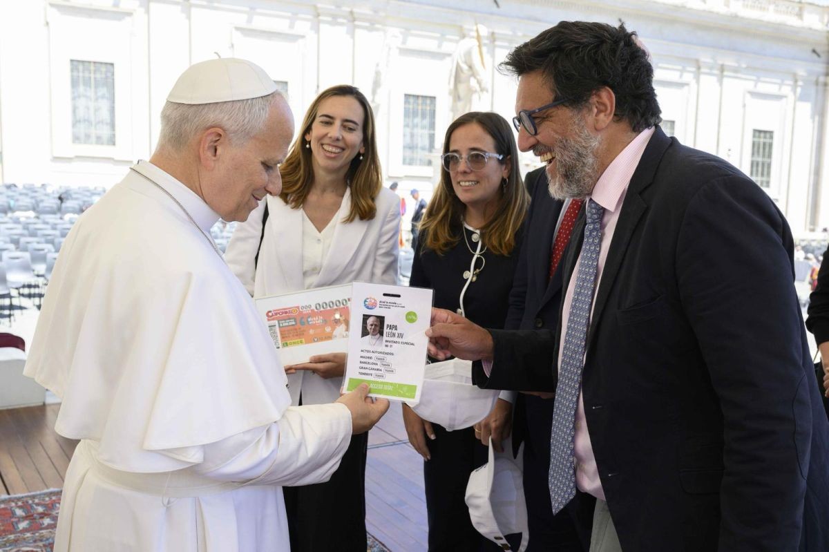 Momento de la entrega del cupón dedicado al pontífice