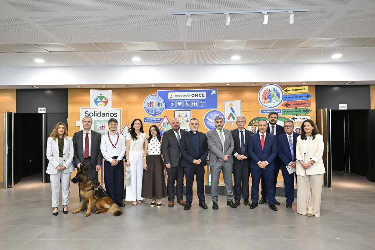 Premiados y autoridades participantes en la Gala de los Premios Solidarios Grupo Social ONCE Extremadura