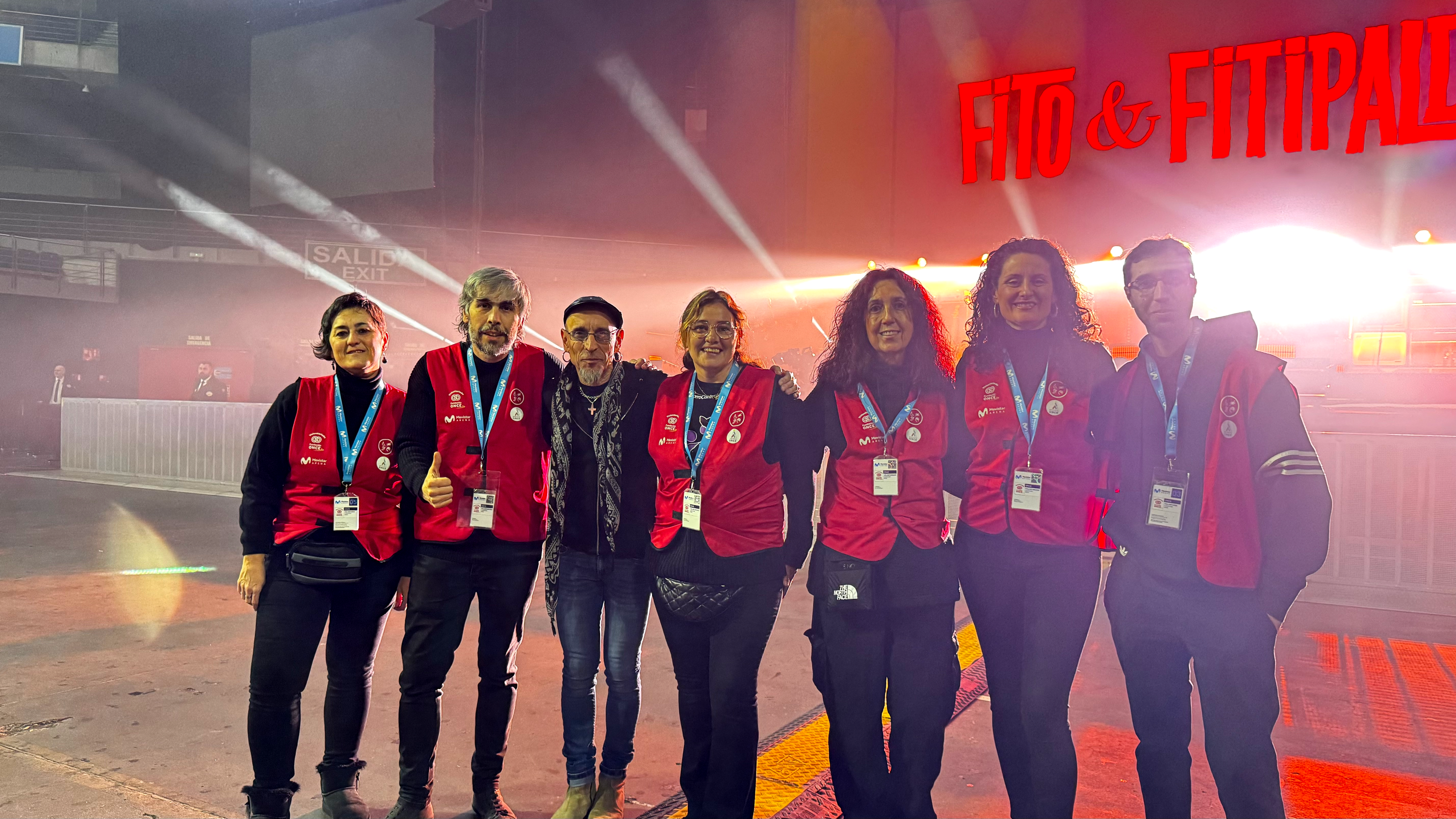 Voluntarios de Fundación ONCE junto a Fito en su gira de conciertos