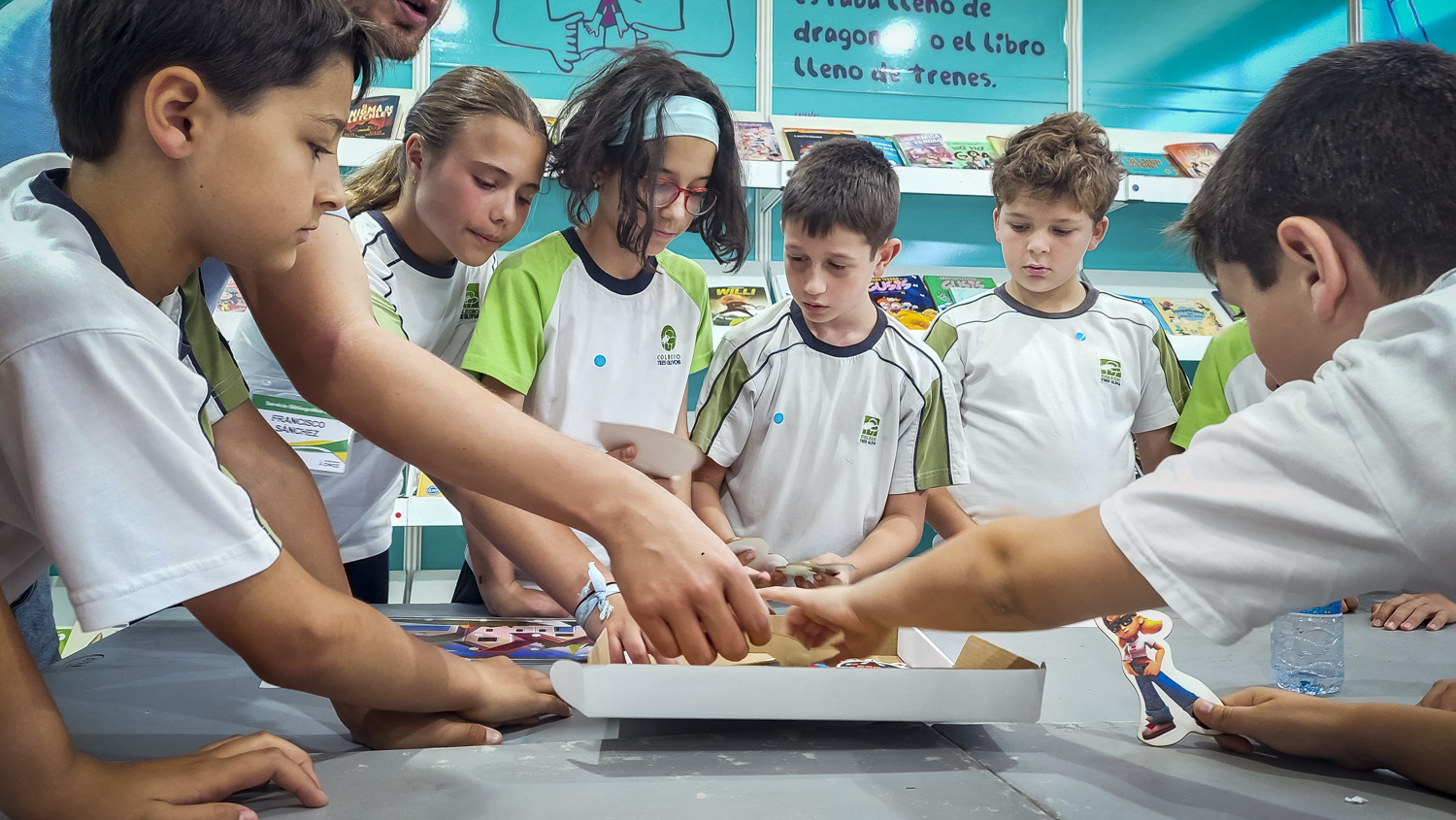 Íñigo y Miguel, del colegio Tres Olivos, junto a sus compañeros comienzan la actividad organizada por el SBO