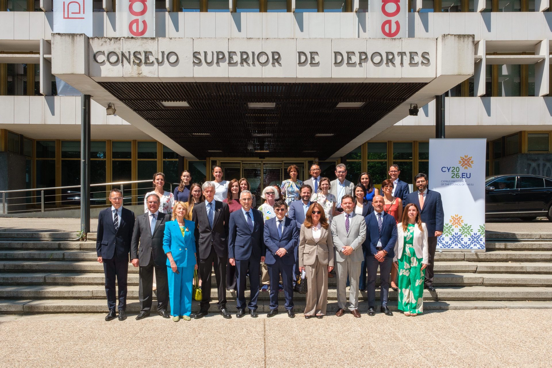 Foto de familia de los embajadores y cónsules, junto a Uribes y responsables del grupo Social ONCE, en la sede del CSD