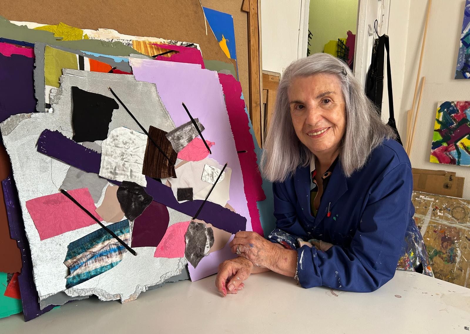 Carmen Bozzano Barnés con discapacidad visual, en su estudio de pintura en Madrid