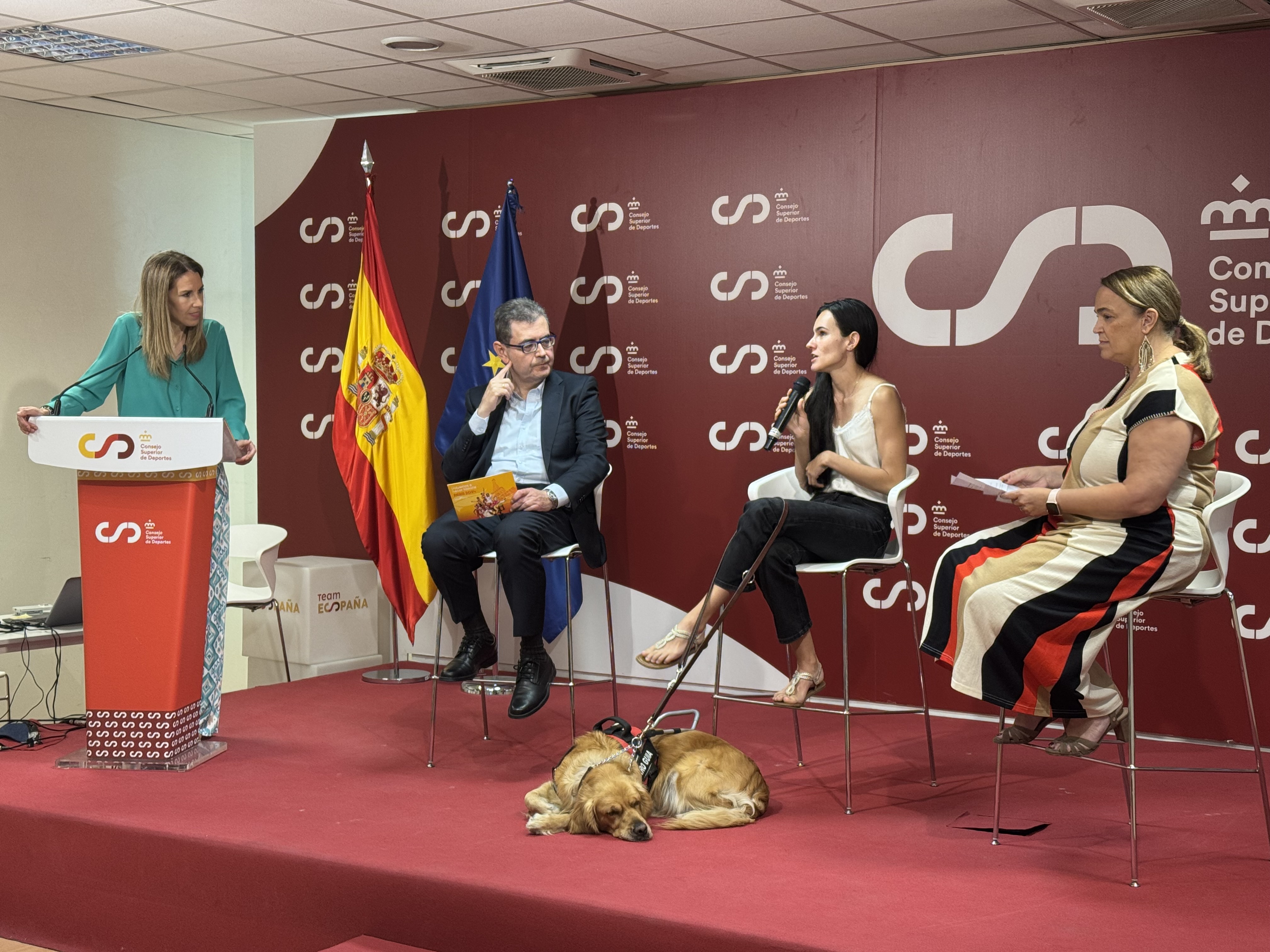 Mesa redonda moderada por Almudena Rivera, a la izda, seguida por Botía, Falagán y Cesteros.