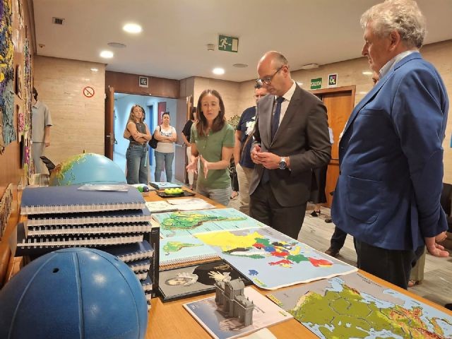 El consejero de Educación y Formación Profesional, Víctor Marín, en su visita a la ONCE de Murcia, para la firma del acuerdo