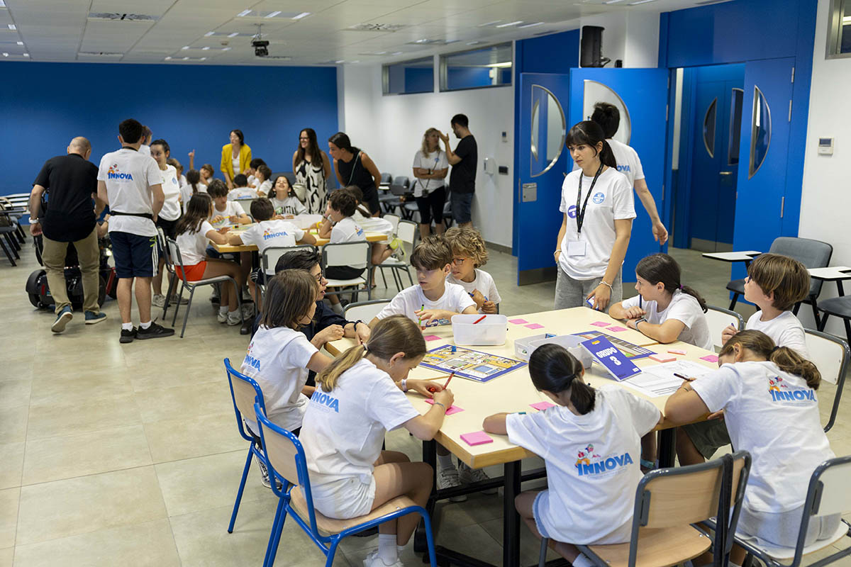 El alumnado trabaja en el Hackathon