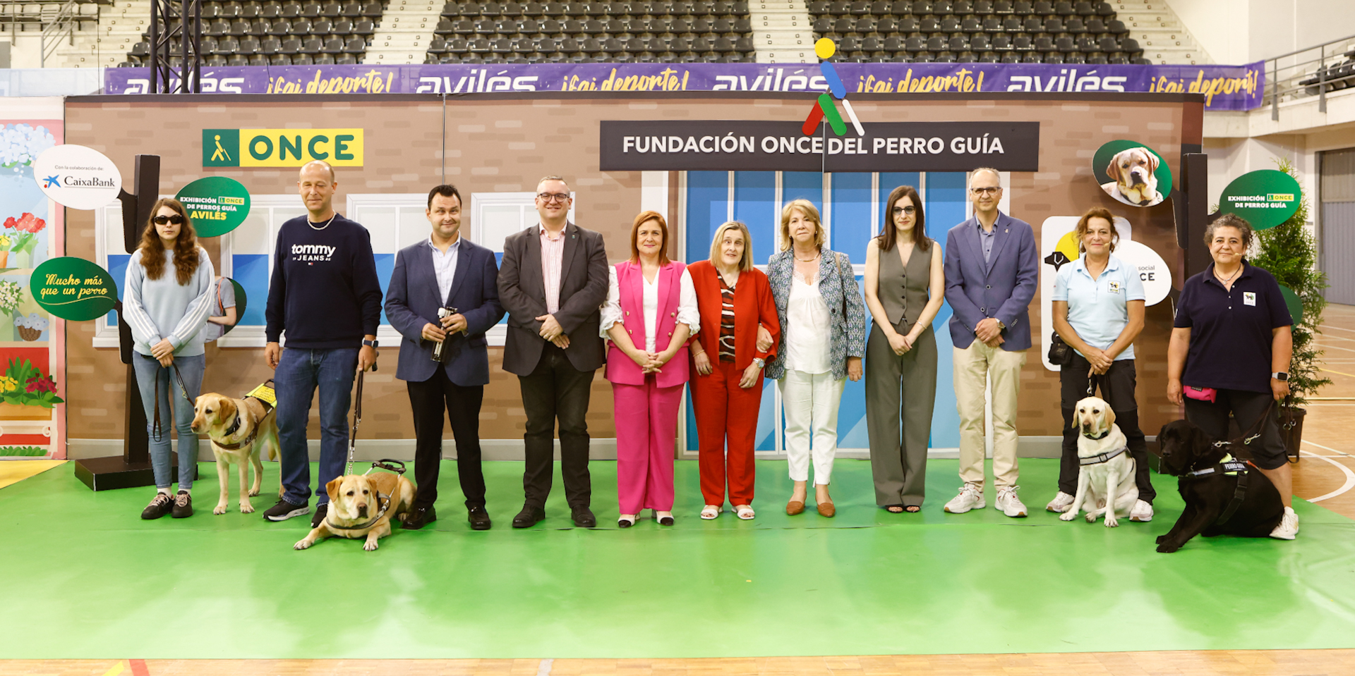 Foto de familia de la exhibición en Avilés
