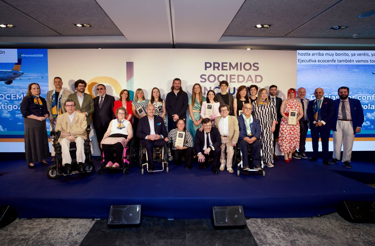 Foto de familia de todos los premiados junto a responsables institucionales y políticos