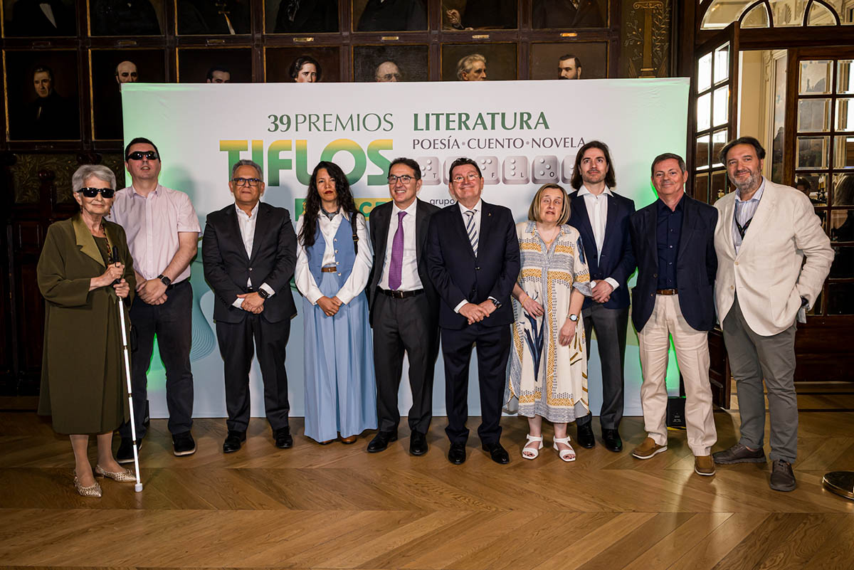 Foto de familia de los ganadores de los Premios Tiflos con las autoridades