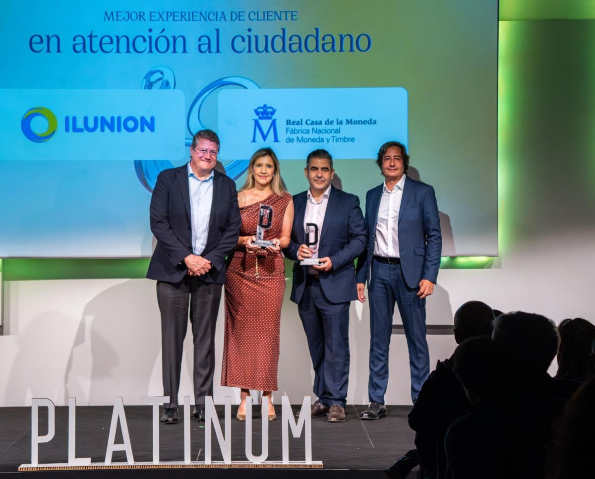 Susana Sánchez y Joaquín Espinosa muestran el premio sobre el escenario