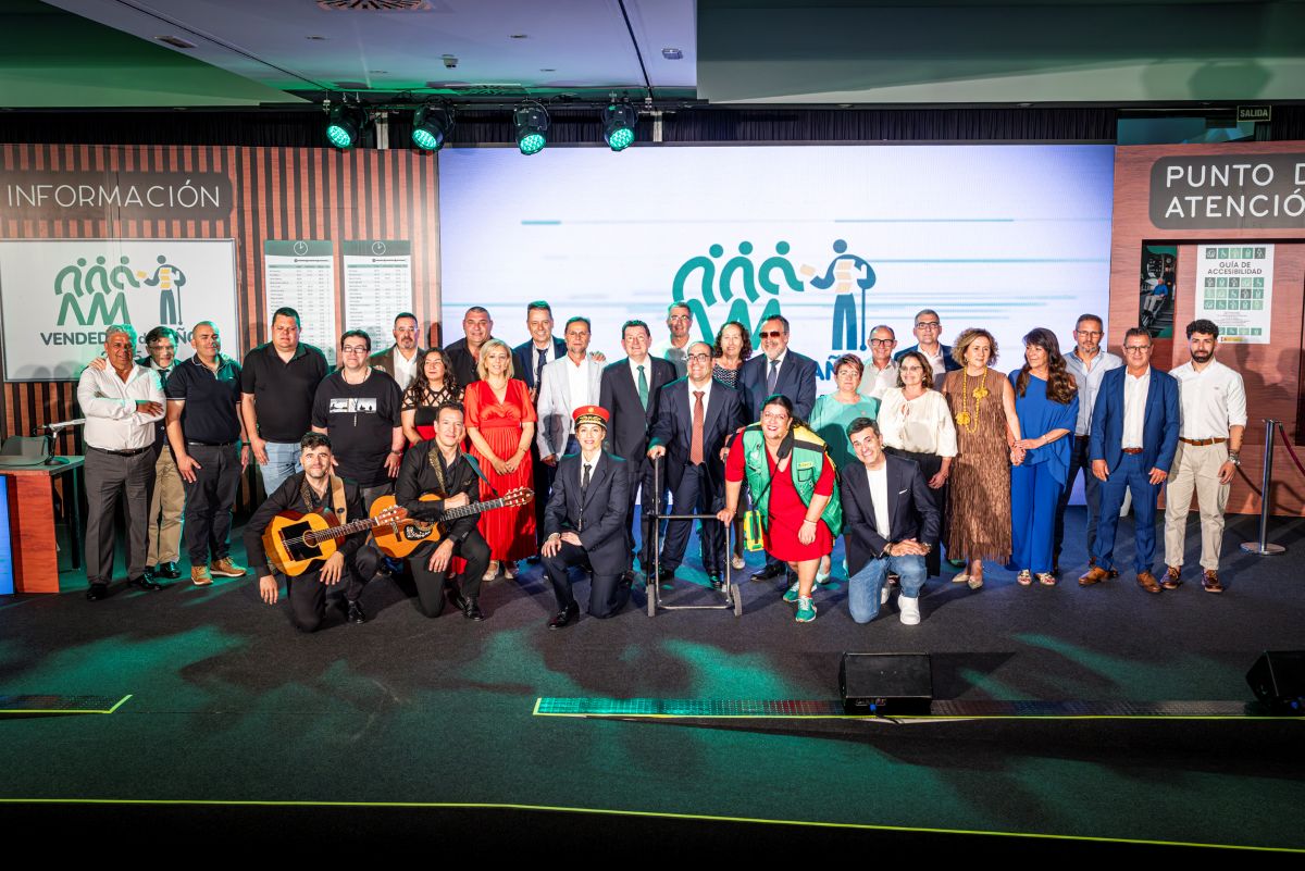 Foto de familia de todos los galardonados junto a los responsables de la ONCE