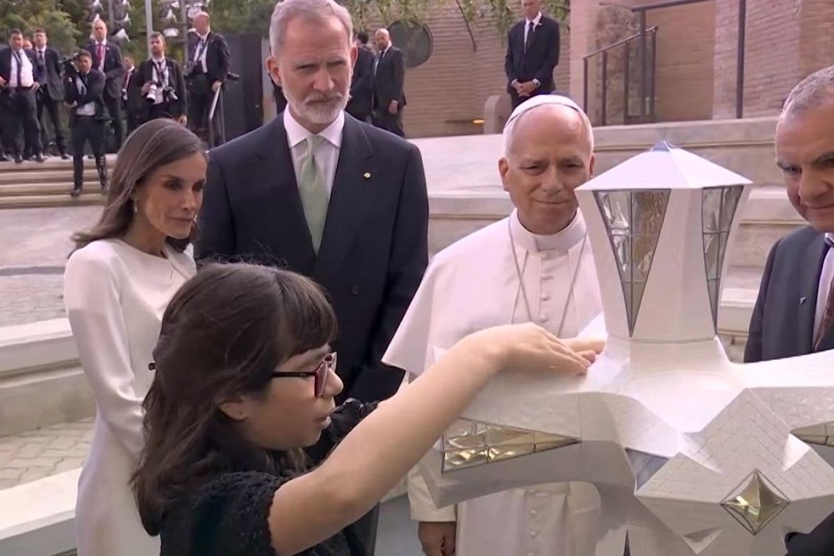 Valentina explica al Papa y a los reyes la arquitectura de la Torre de Jesús siguiendo una maqueta con sus manos