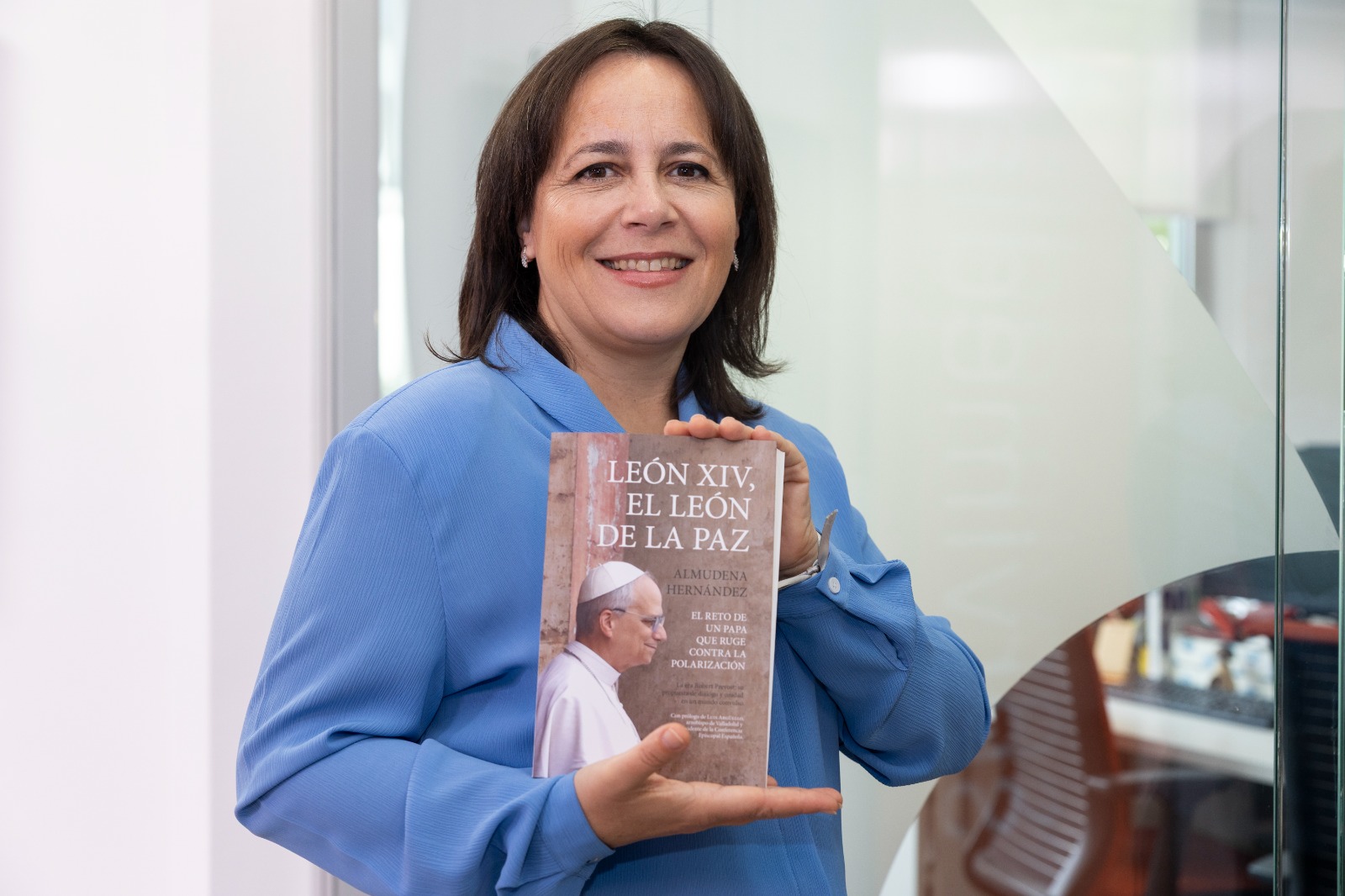 Almudena Hernández posa sujetando su libro 'León XIV, el león de la paz' (Foto: Jorge Villa) 