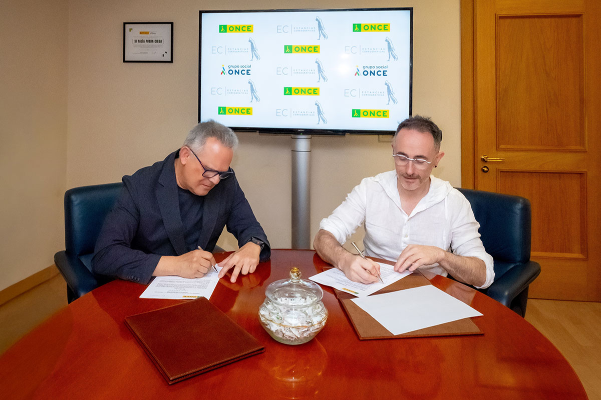Ángel Luis Gómez (izda.) y Yoshua Cienfuegos (drcha.) firman el convenio
