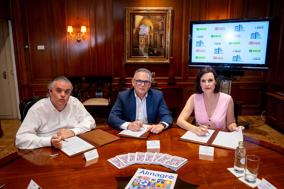 Jesús Hernández, Ángel Luis Gómez e Irene Pardo en el momento de la firma
