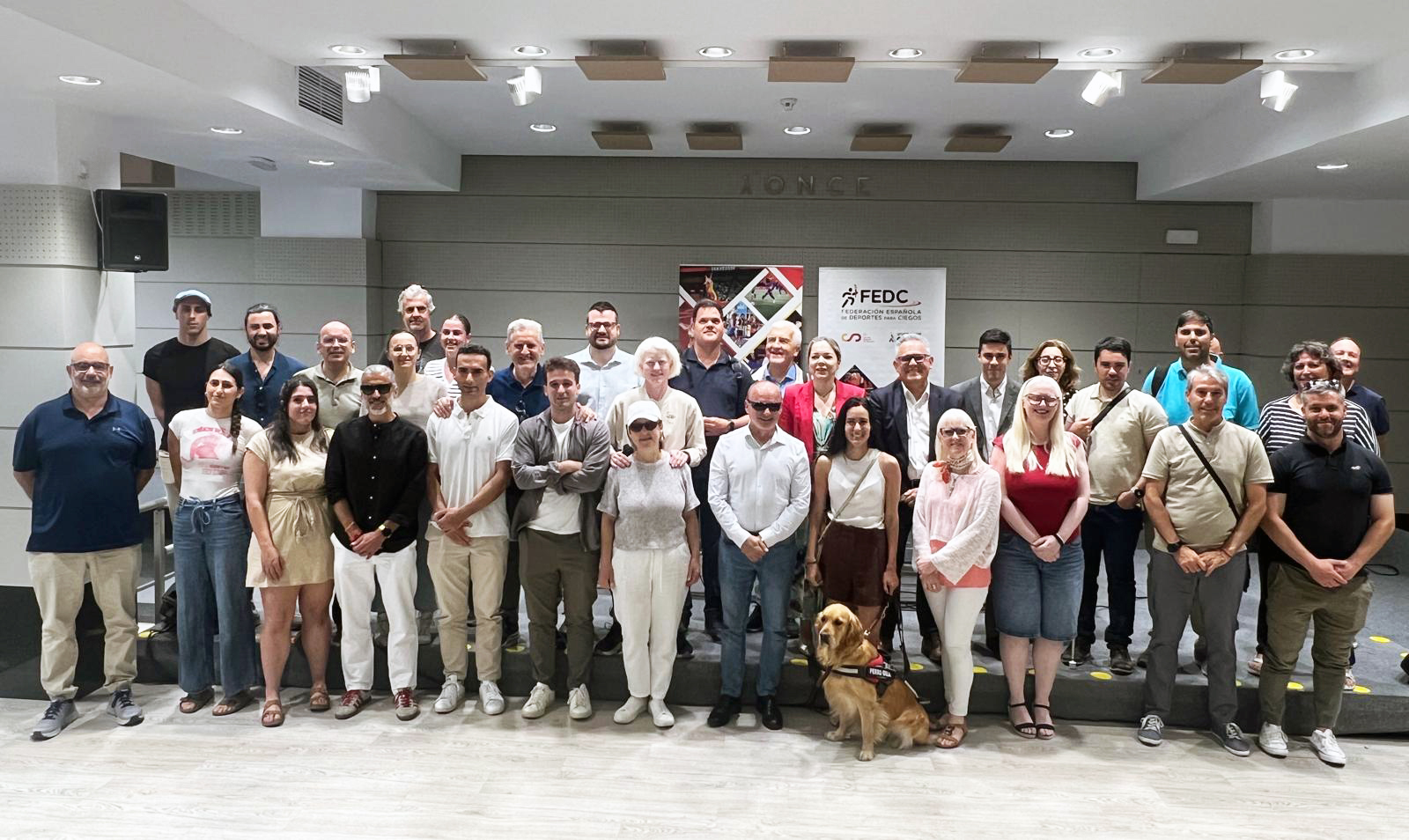 Foto de familia de los participantes en la Asamblea de la FDEC